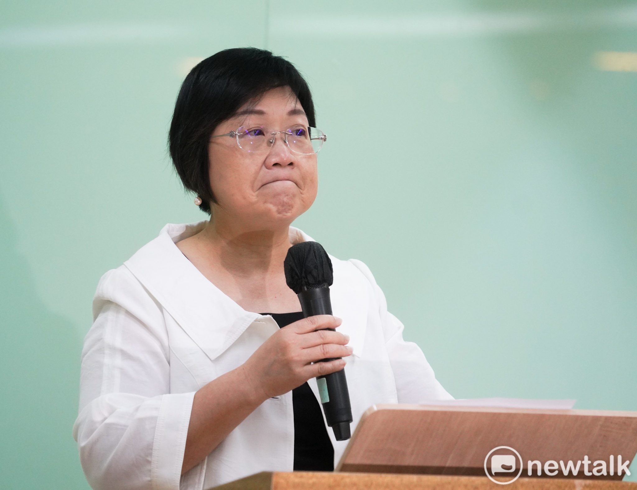 徐佳青帶兒隨行惹議、請辭下台 時力籲明訂政務官家屬隨行規範