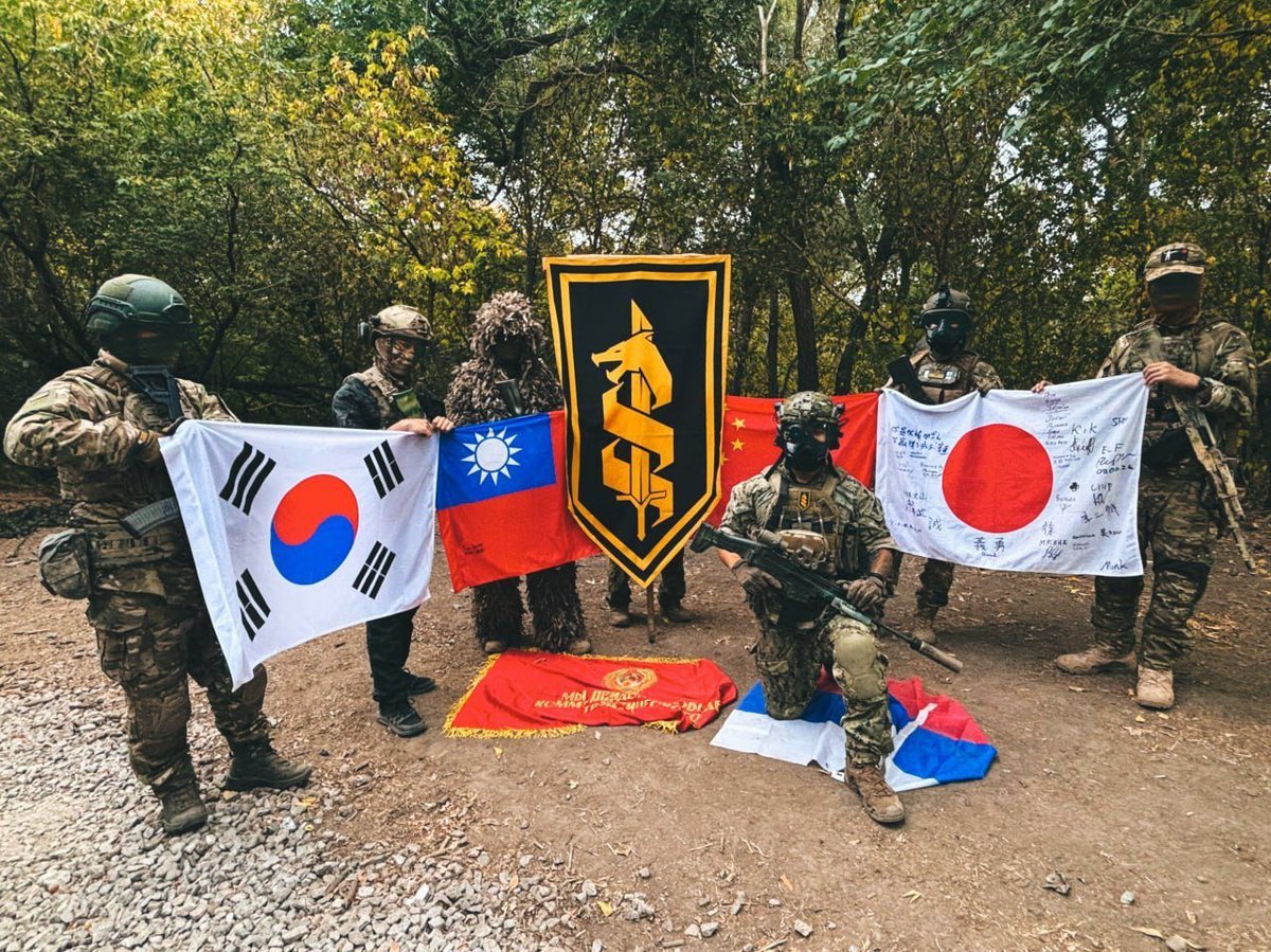  中日韓台志願軍組成的亞洲志願軍在烏俄戰場上攜手合作，縱管東亞局勢緊張，各別士兵選擇放下國族情緒共赴戰場。 圖：翻攝自@CCaalifornia 