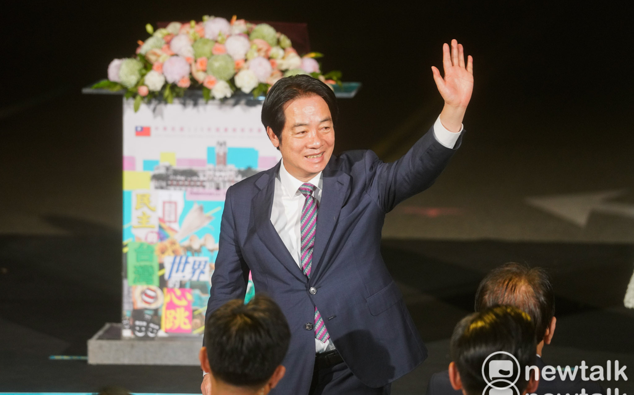 (影)賴清德主持國慶光雕點燈 稱全民皆「民主造山者」