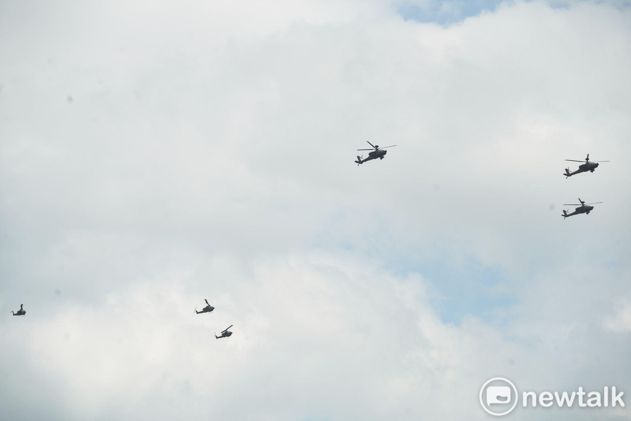  陸軍黑鷹直升機、AH-64E阿帕契攻擊直升機在115年國慶大會中以空中分列式通過總統府上空。 圖：張良一/攝 