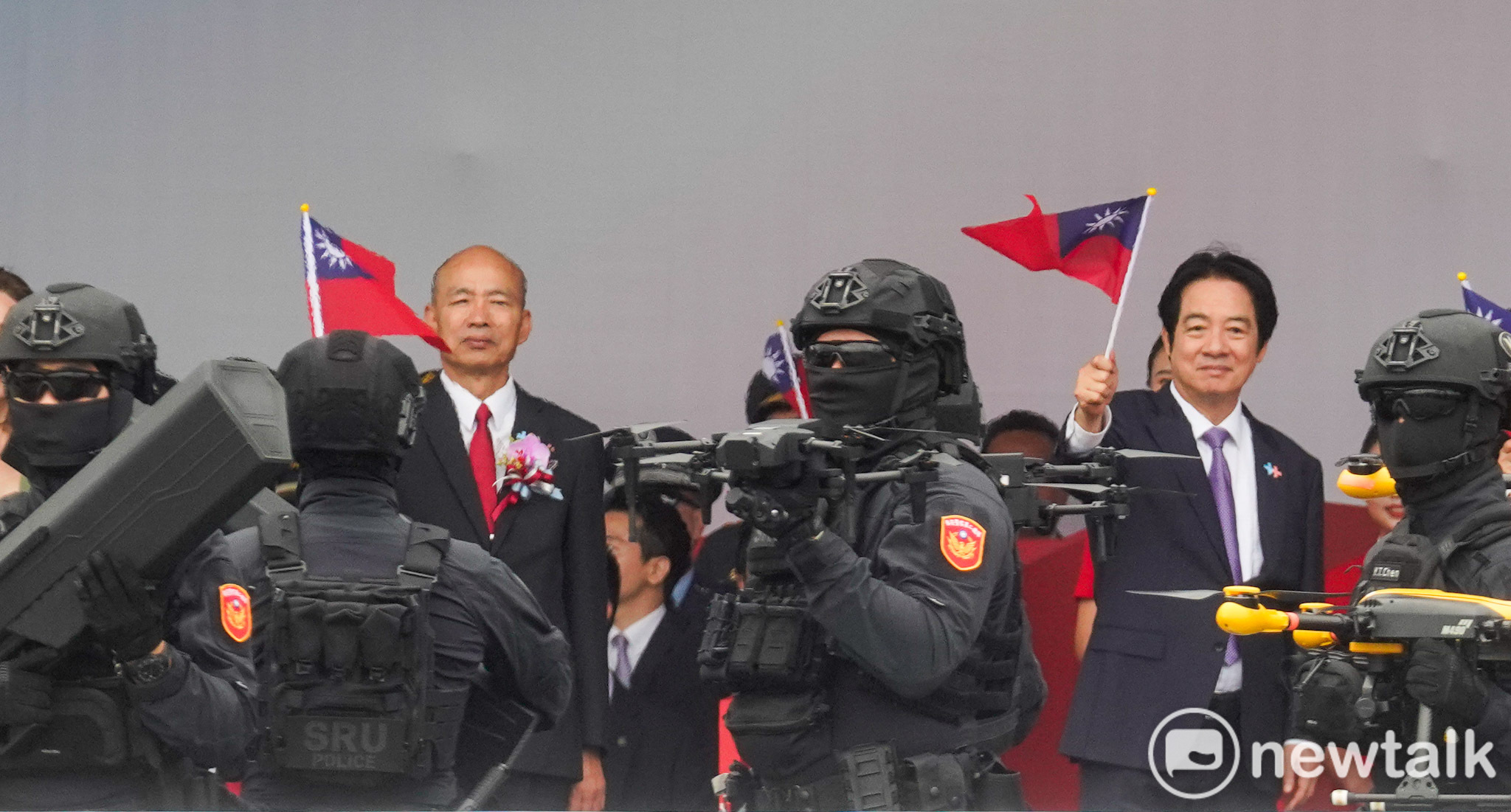  總統賴清德和立法院長韓國瑜在115年國慶大會揮舞手上國旗向參與慶祝大會人員致意。 圖：張良一/攝 