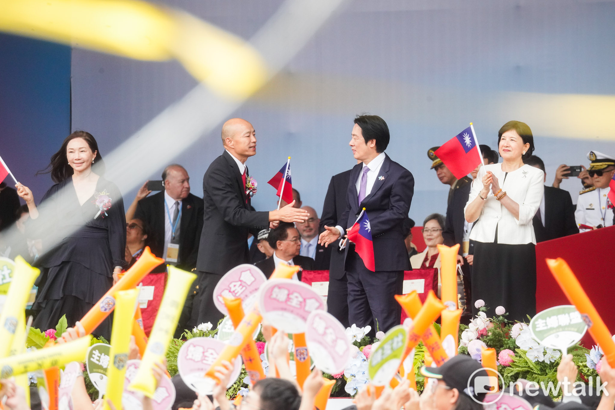 總統賴清德和立法院長韓國瑜在115年國慶大會結束後相互握手致意。 圖：張良一/攝 