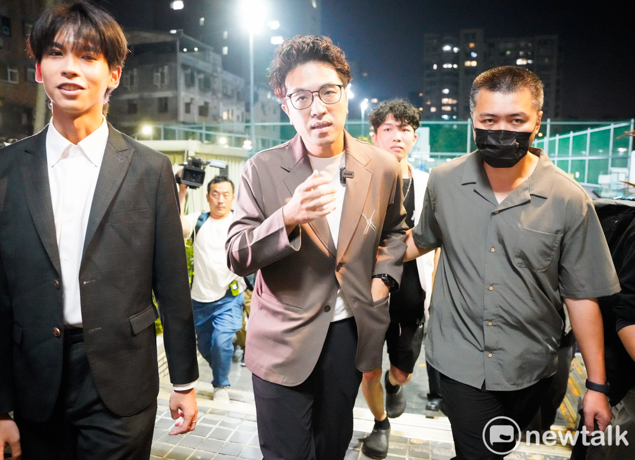  民進黨台北市長參選人沈伯洋出席「台北．無限之城」論壇，左一為台北大學台北校區學生會長吳憶祖。 圖：張良一/攝 