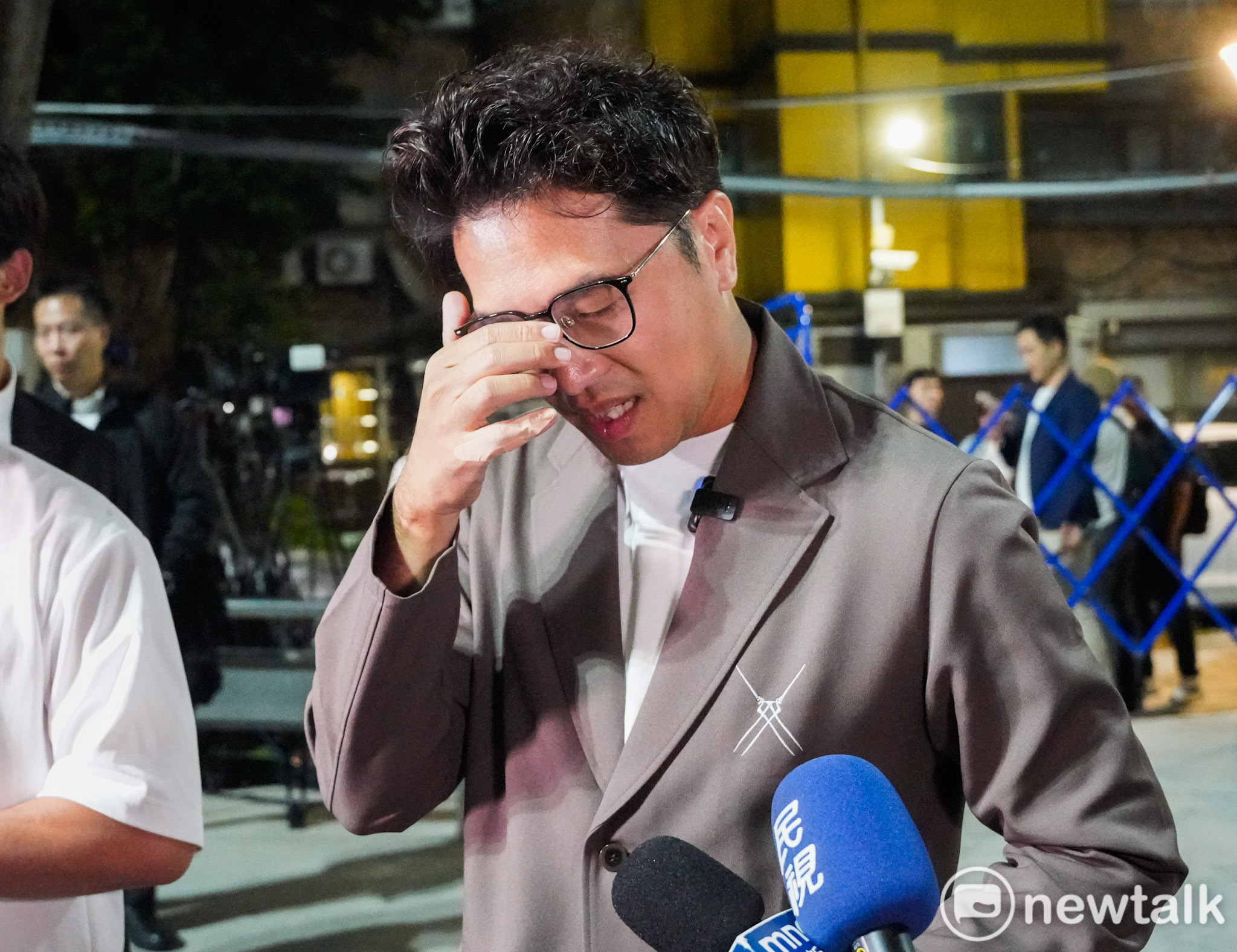 沈伯洋手劃傷狀況曝光！今晚將打點滴、明天強制休息半天
