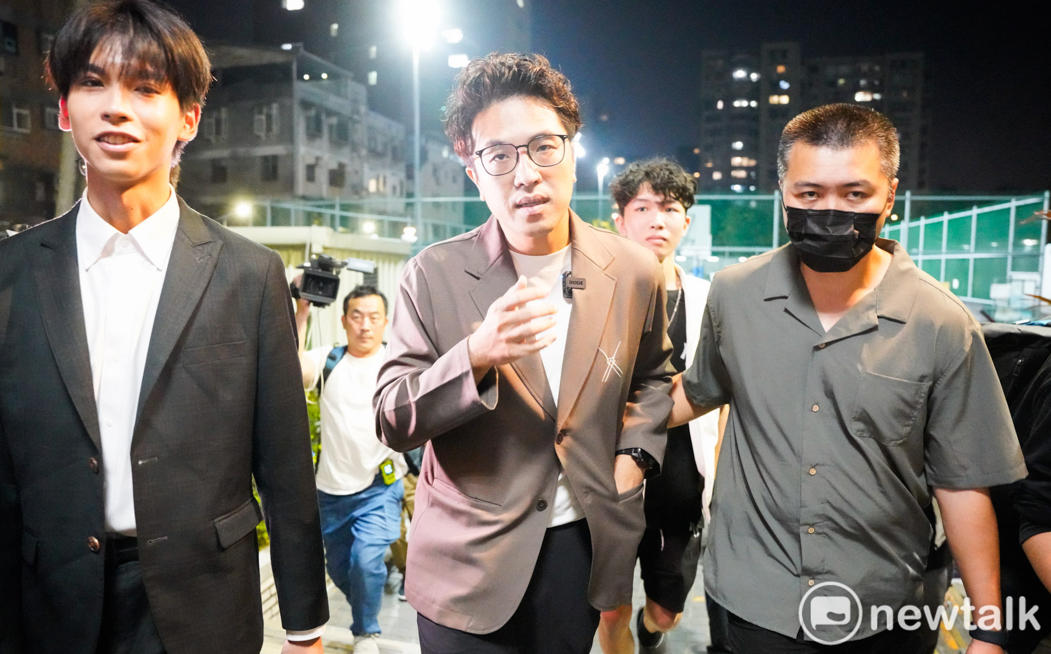 沈伯洋不解蔣萬安松山機場遷移如何串聯AI科技廊帶 秒答「這句英文」直呼太嗆了