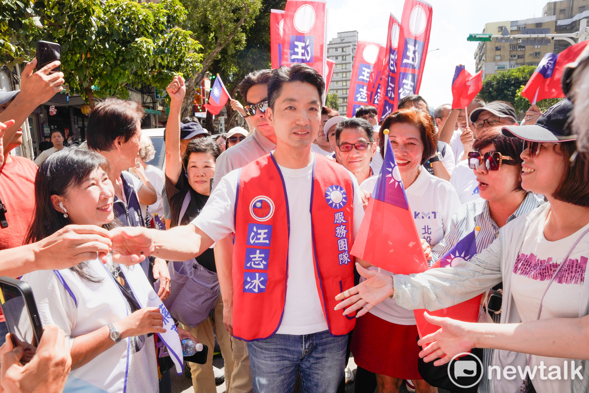  台北市長蔣萬安為國民黨市議員候選人王志冰站台時，受到支持者熱烈的歡迎。 圖：張良一/攝 
