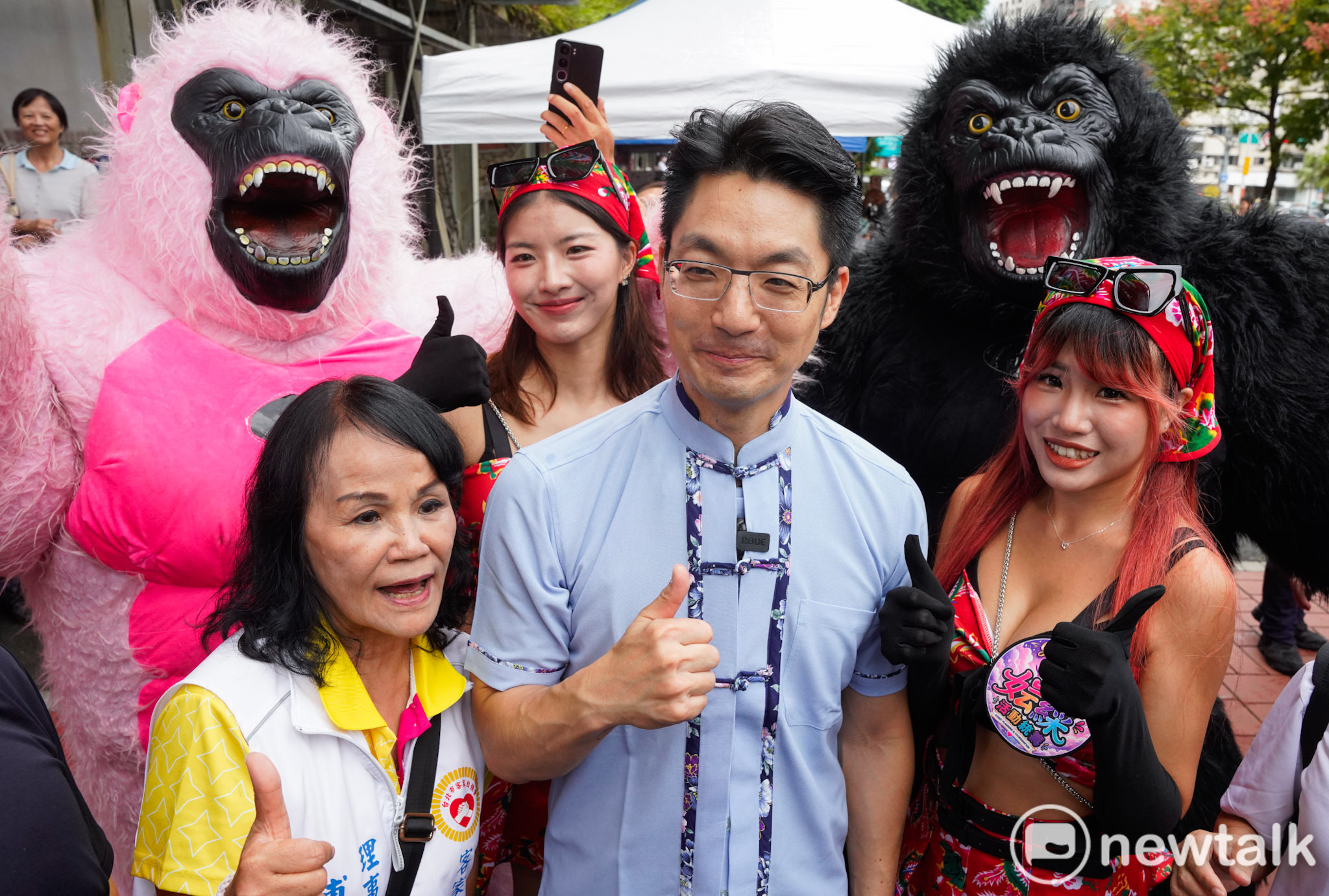  台北市長蔣萬安出席2026臺北客家義民嘉年華主祭大典後，和民眾合影。 圖：張良一/攝 