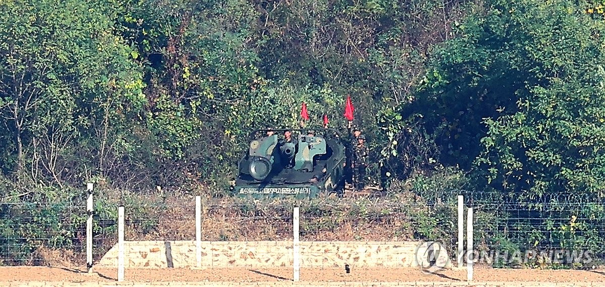  北韓於停戰線前線部署 122 公厘自走砲，砲口直指隔河相望的南韓京畿道金浦市愛妓峰一帶。 圖：翻攝自@new27brigade 