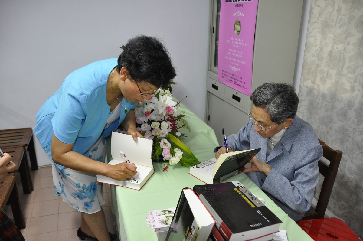 2011年間夏君璐（圖右）在殷海光基金會安排下返國，殷家故居發表《殷海光‧夏君璐書信錄》新書。    圖：陳香蘭／攝