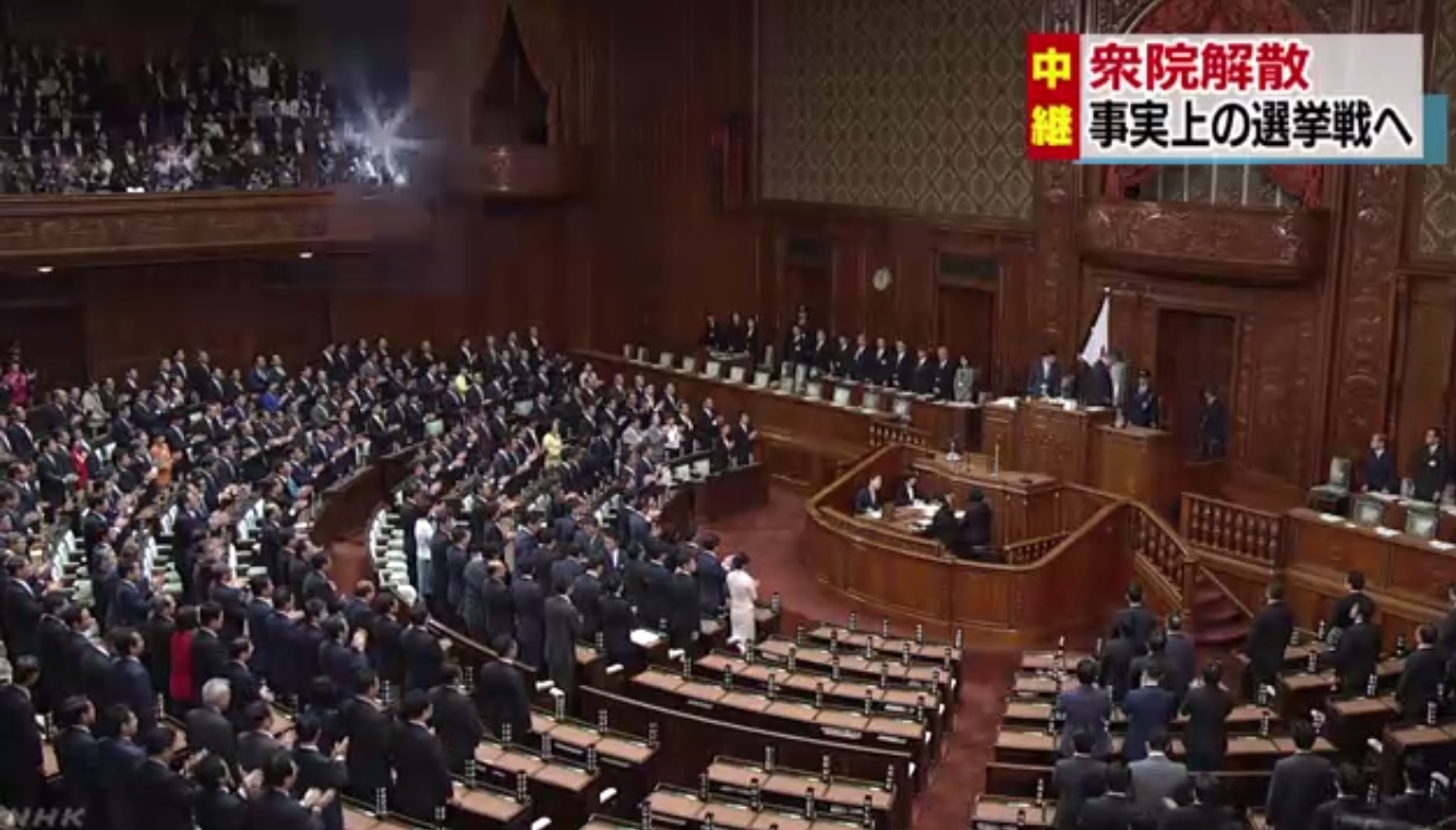 安倍晉三28日解散眾議院，啟動國會大選提前至10月22日舉行。   圖：翻攝NHK