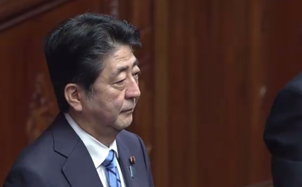 日本首相安倍晉三28日談到日本民進黨想和希望之黨整合時批評，為了選
舉聚在一塊、更換看板的政黨，是絕對不會有希望的。   圖：翻攝NHK