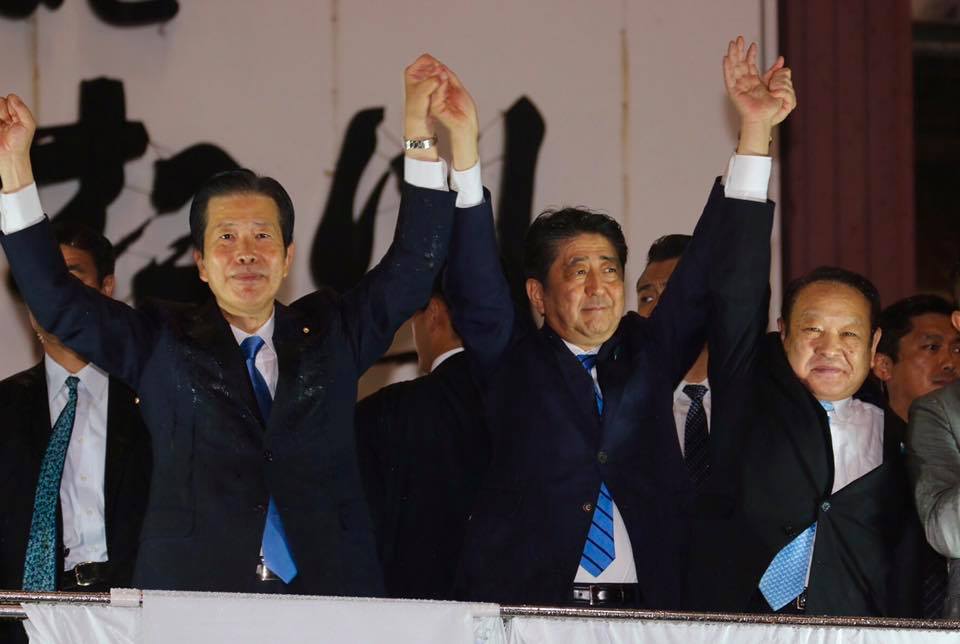 日本首相安倍晉三（中）9月28日解散眾議院，提前改選，被視為政治豪賭。   圖：翻攝安倍晉三臉書