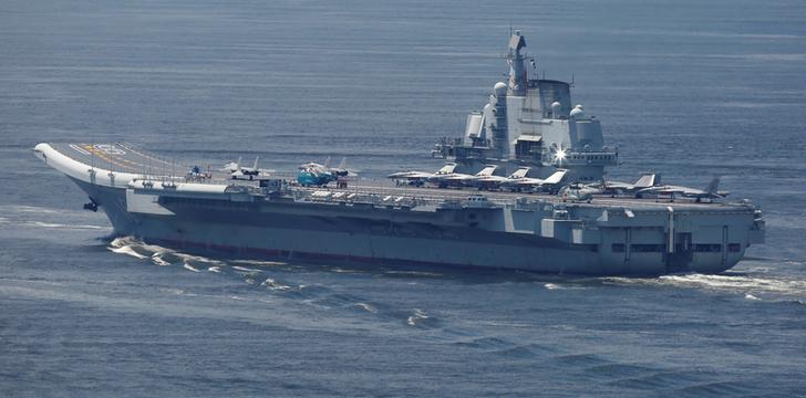 中國第一艘航空母艦遼寧號，今年7月在香港供民眾參觀。   圖：達志影像／路透社