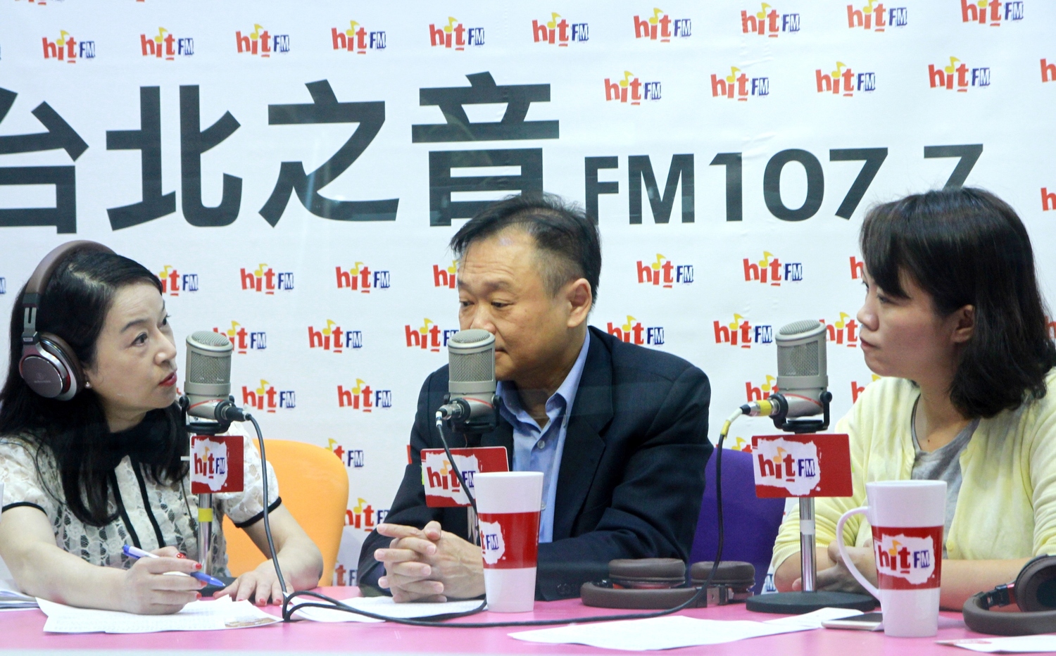 主持人周玉蔻（左）今（5）日專訪民進黨台北市議員王世堅（中）、簡舒培（右）。   圖：Hit Fm《蔻蔻早餐》製作單位 / 提供