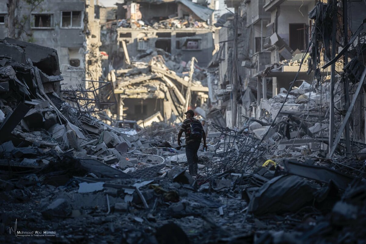 兩年來的加薩戰爭，幾乎完全摧毀了城市。圖：翻攝自 X《Gaza Notifications》