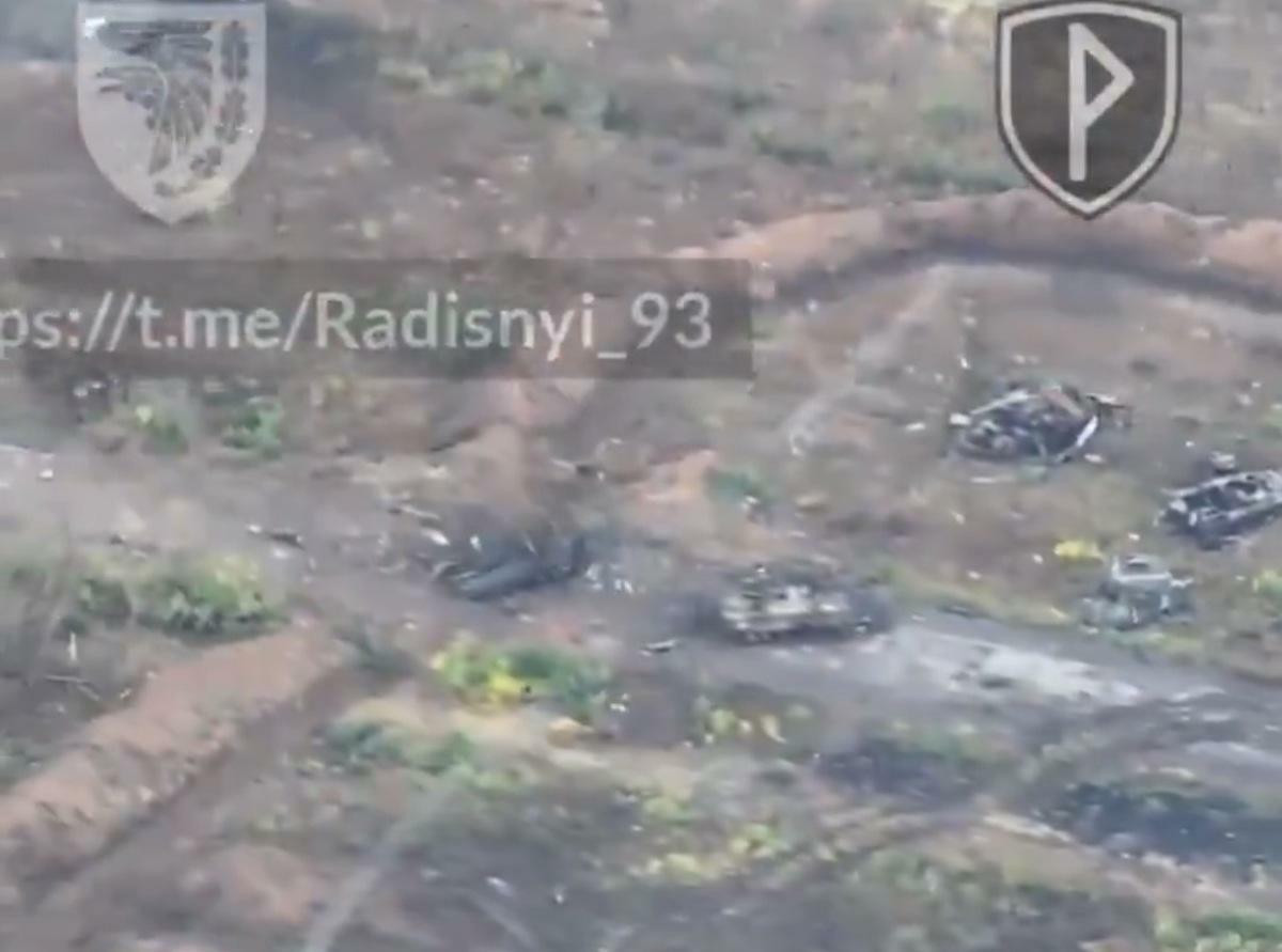  雅布魯尼夫卡T0504 公路上有一片被摧毀的俄軍裝甲車「墳場」，損失慘重。 圖：翻攝自 X 