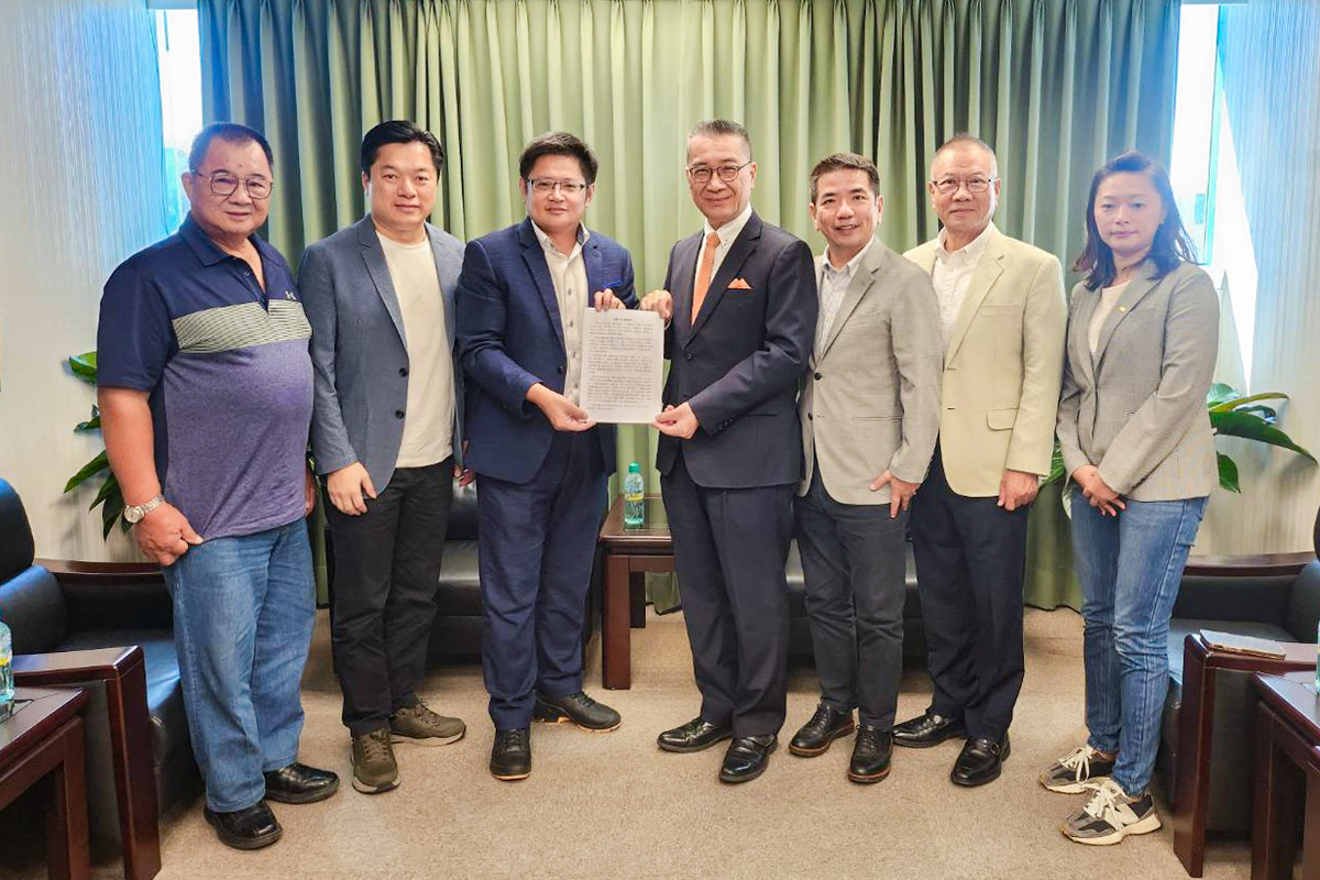  民進黨宜蘭縣黨部主委邱嘉進、宜蘭縣議員陳文昌、謝燦輝、林佩螢、立委陳俊宇、宜蘭市前市長江聰淵等人，前往黨中央拜會徐國勇，建請儘速徵召林國漳參選宜蘭縣長。 圖：民進黨提供 