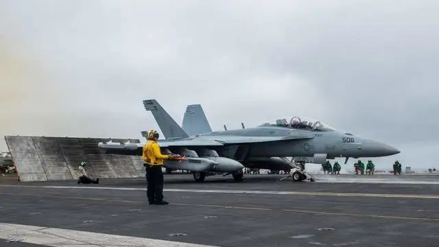  準備蒸汽彈射器起飛的F/A-18E/F戰鬥機。 圖：翻攝自 騰訊新聞@海事先鋒 