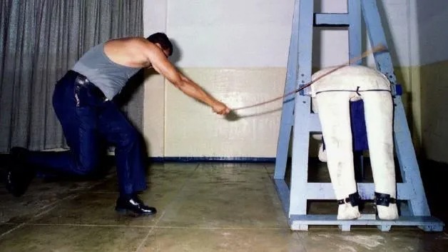  人見人怕的「鞭刑」是新加坡刑法上迥別於他國刑法的罰則。 圖：翻攝wiki/新加坡鞭刑 