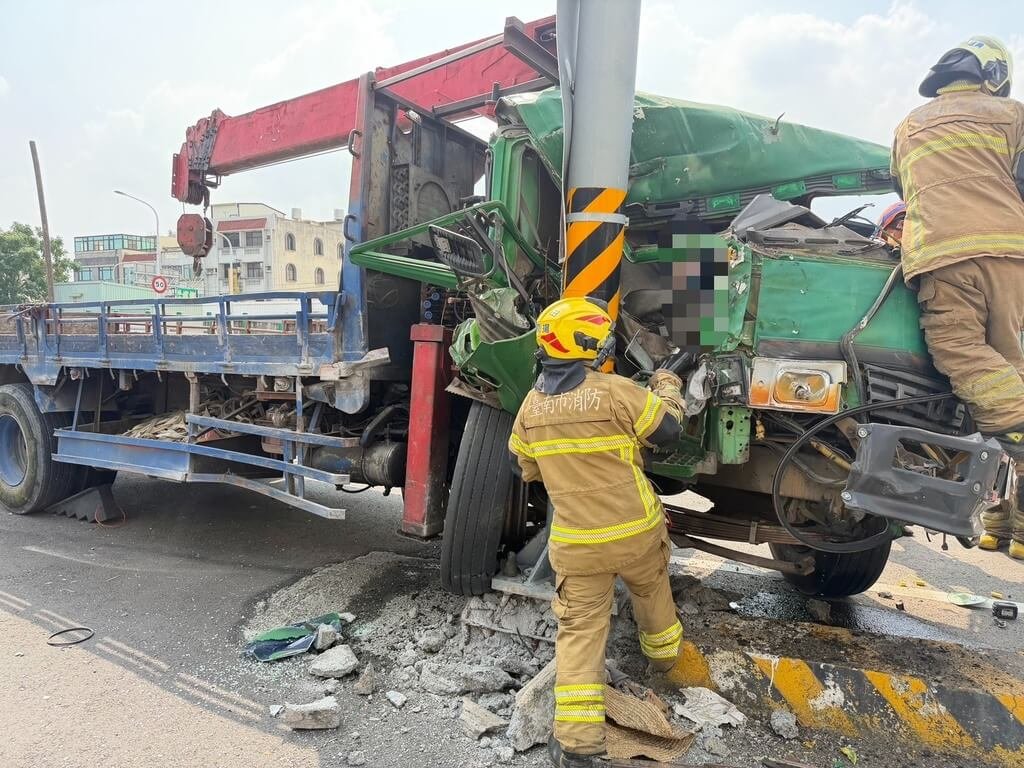 台南官田區大貨車疑自撞電線桿　1人命危搶救