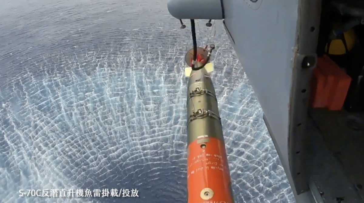  「海強操演」S-70C反潛直升機魚雷掛載與投放。 圖：總統府提供 