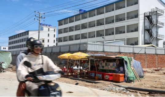 李振豪將台灣民眾賣給當地的詐騙集團，隨後遭轉賣至金邊、西港等惡名昭彰的「詐欺園區」從事電信詐騙，期間不乏凌虐，甚至傳出器官遭強行摘取的駭人慘劇。 圖 : 翻攝自紅星新聞 