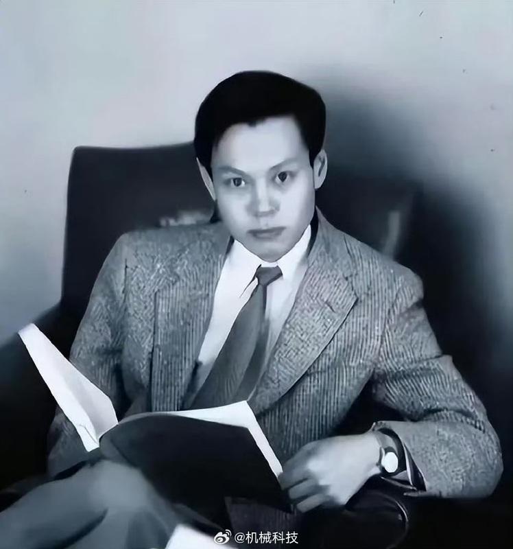  曾獲得諾貝爾物理學獎的華裔物理學家楊振寧，今（18）日逝世。 圖為楊振寧年少時。圖：翻攝自 微博 