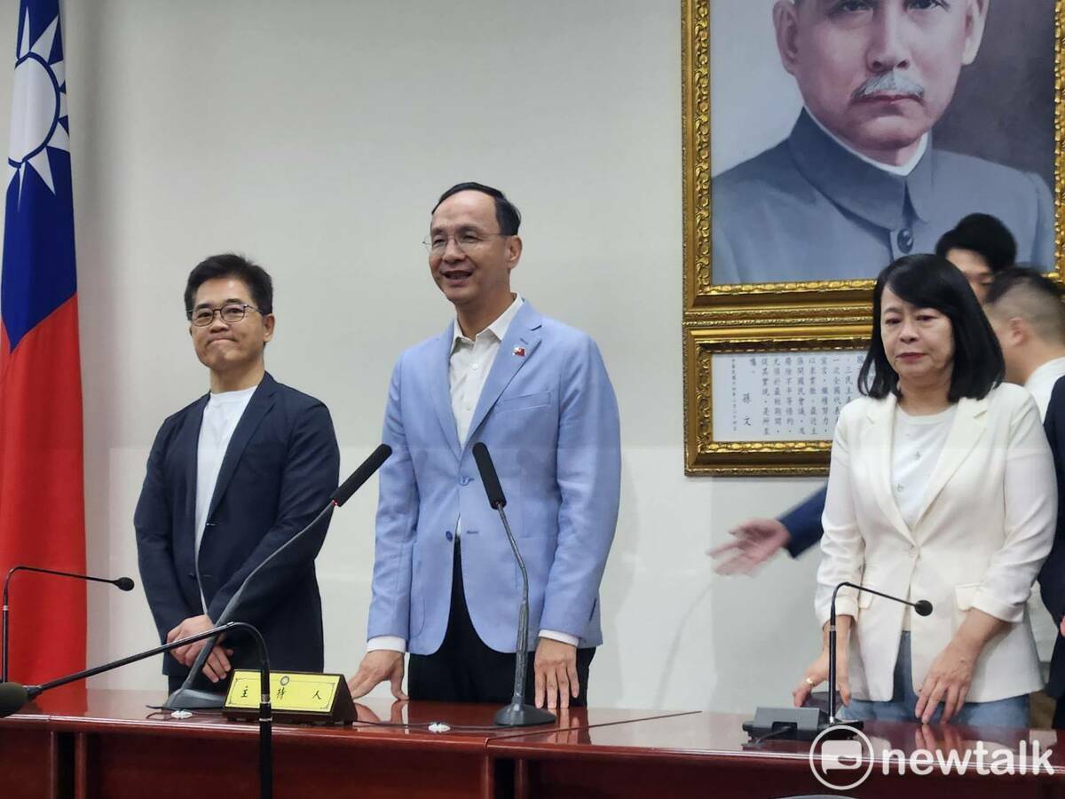 朱立倫就帶著笑容現身國民黨中央黨部，表明已致電各參選人，並提前恭喜鄭麗文。 圖：黃建豪/攝 