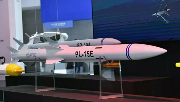 梟龍戰機可搭仔霹靂-15E 超視距飛彈。 圖：翻攝自 騰訊網 零度 Military 分享於 X 