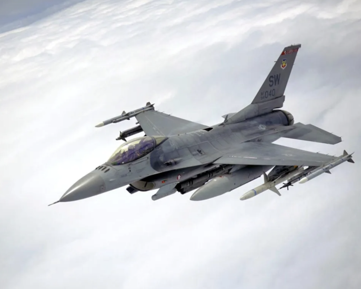 巴基斯坦使用美製F-16戰機進行空中任務。 圖：翻攝自 矚望雲霄