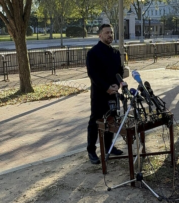  畫面中澤連斯基在白宮對面公園召開的記者會僅有一張小桌子供麥克風擺放，引起國際討論白宮不給草坪開記者會的舉動「不夠厚道」。 圖：翻攝自 X 