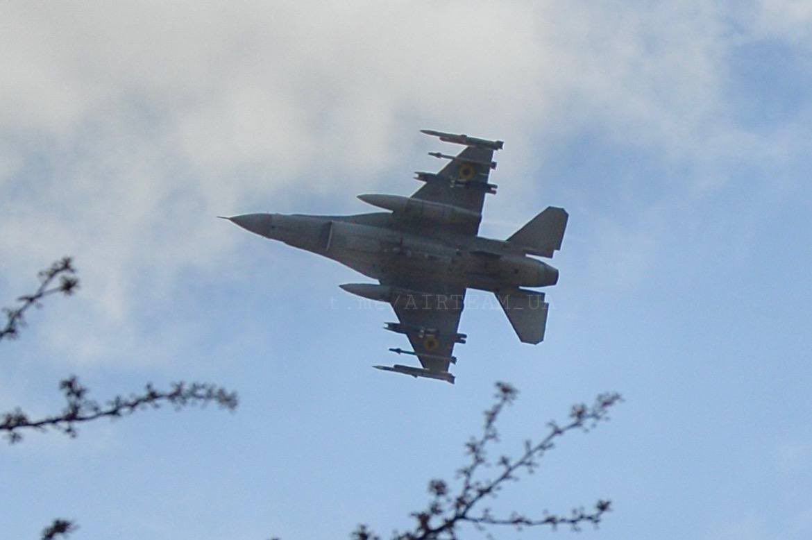  烏軍新抵達的F-16戰機已投入戰備訓練。 圖：翻攝自 X 