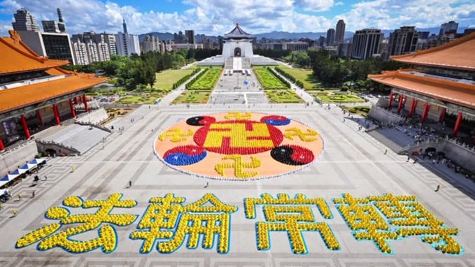  新興宗教運動法輪功在中國被迫害，為中國主要的人權問題之一，法輪功也成為一個公開反中共的組織。圖為法輪功在中正紀念堂集會。圖：翻攝自 X《向露》