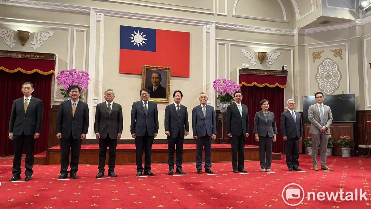  賴清德、林信義（右五）出席「2025『亞太經濟合作經濟領袖會議』代表團行前記者會」 圖：高逸帆／攝 