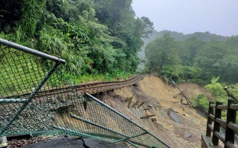 豪雨重創路基!平溪線光復節連假全線停駛 改以公路接駁應變