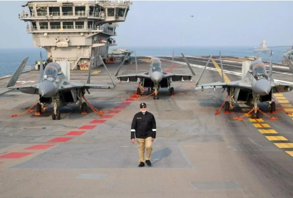  由於與先前服役的「維克拉瑪蒂雅號」共用艦載機，目前「維克蘭特號」能使用的艦載機數量十分有限。 圖：翻攝自 騰訊網 河東三叔 