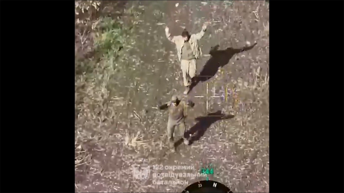  烏軍近期成功奪回庫切里夫亞爾地區的控制權，超過 50 名俄軍士兵主動繳械投降，自願成為俘虜。 圖：擷取自 @NiKiTa_32156 X 分享影片 