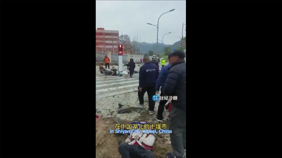 網路上另有影片顯示，湖北十堰某地疑似發生汽車衝撞小學生事件，畫面血腥慘烈，傳言稱「小孩死傷慘重」。圖:翻攝自影片