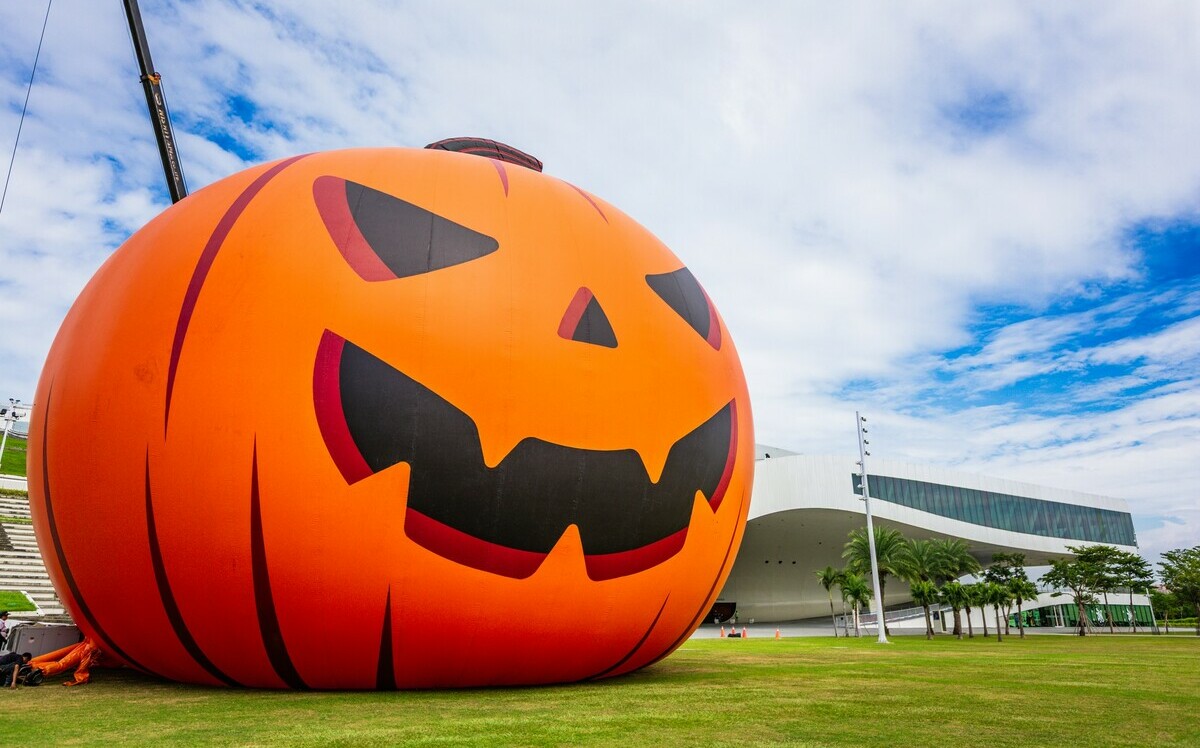 高雄萬聖節最大亮點搶先曝光!22公尺巨型南瓜充氣測試亮相吸睛
