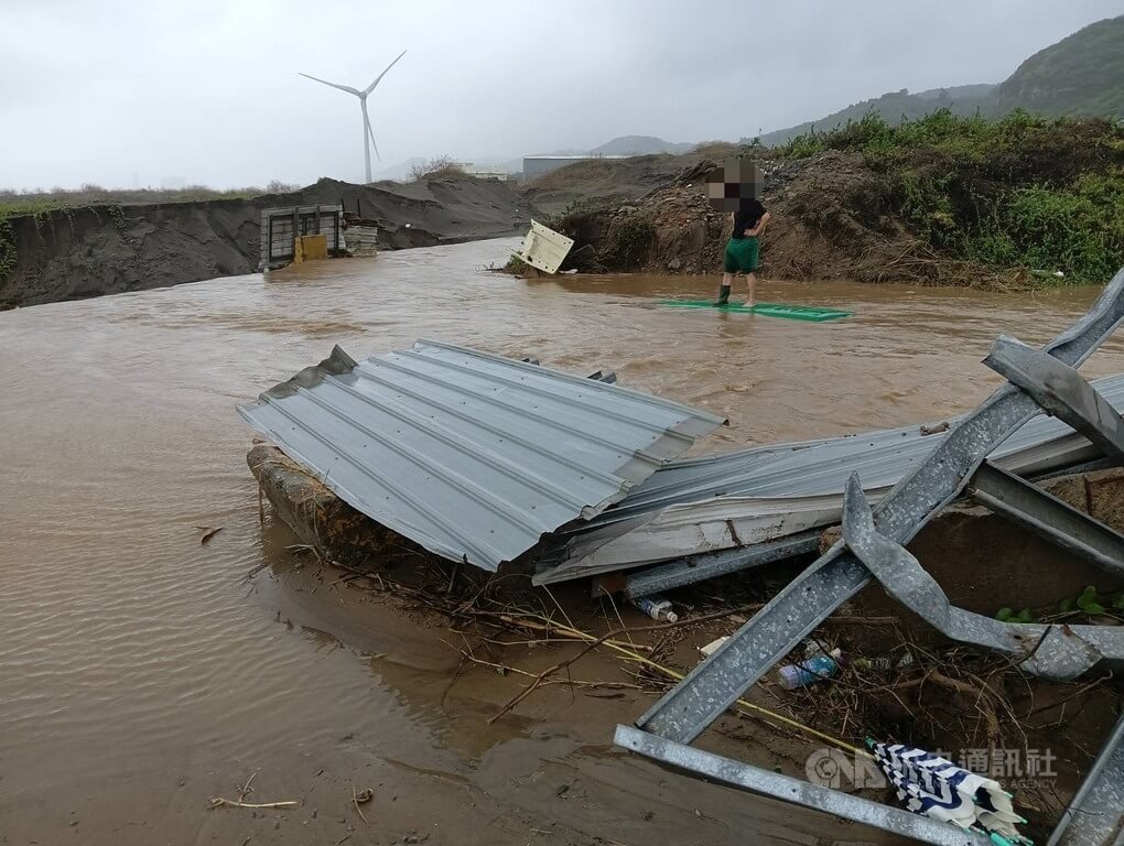 新北林口水淹路面 郵差開車誤闖溪流、站車頂求援