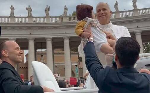 教宗隨機抱起「熊帽嫩嬰」降福　父母來自台灣朝聖團