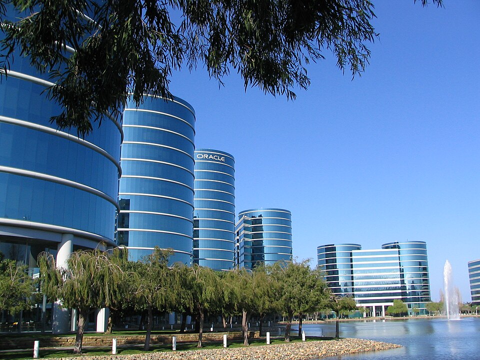  位於美國紅木灘的甲骨文 Oracle 總部。 圖：翻攝自 維基百科 
