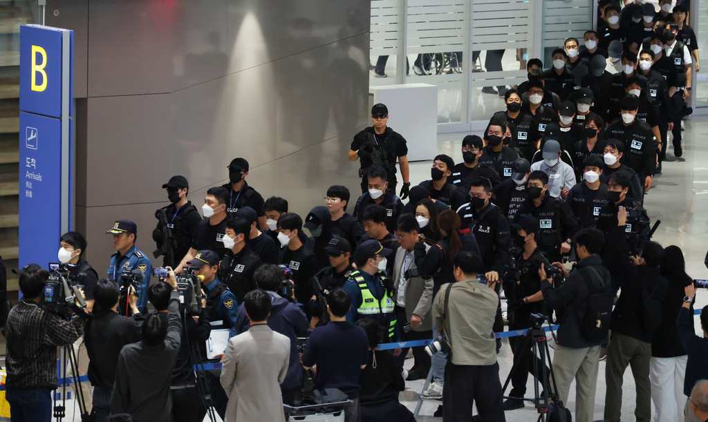  南韓近期才出動警方前往柬埔寨，並帶著受困詐騙集團的南韓公民返韓。 圖：美聯社／達志影像 