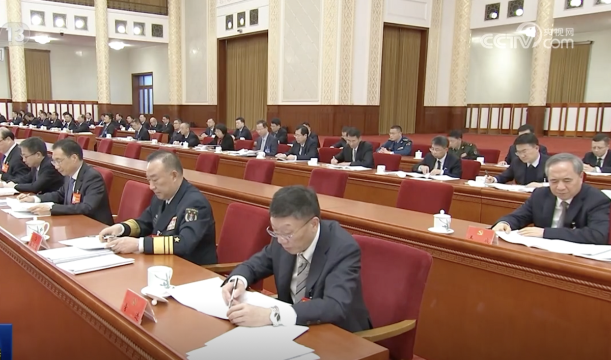  中共二十屆四中全會於 23 日閉幕，但央視公開畫面顯示會場出現多排空位，缺席情況引發外界關注與猜測。 圖：翻攝自 央視 