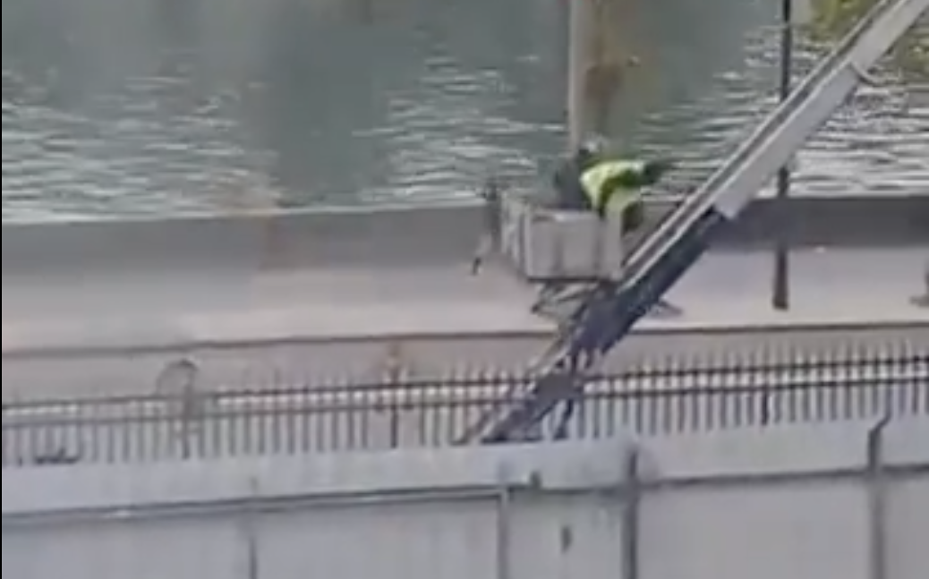 (影) 羅浮宮竊案最新拍攝畫面曝光  竊賊乘升降機「慢動作」逃逸