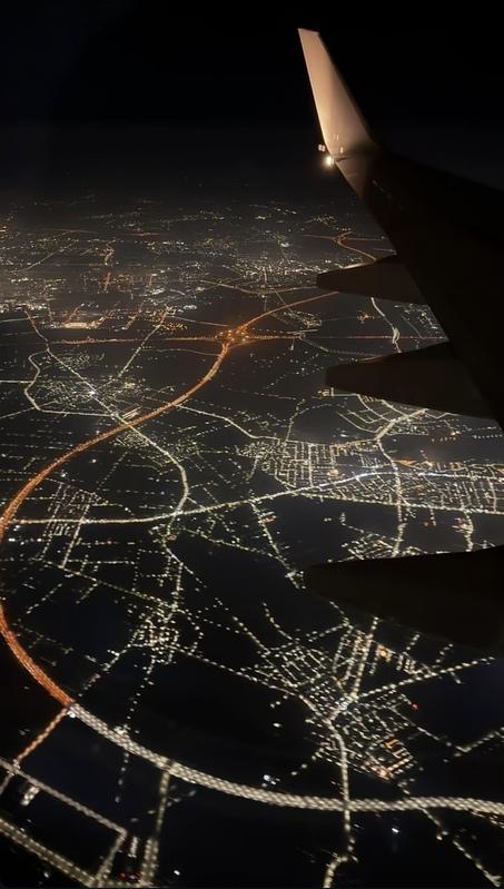  Lisa上傳在飛機上拍攝的台灣夜景，被網友發現是在台南國道一號和八號交界上空。 圖：翻攝自 Lisa IG 