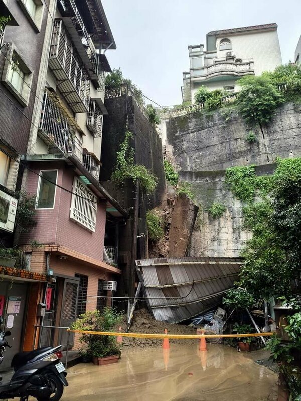 新北新店擋土牆土石滑落1屋損毀 連夜撤離91人