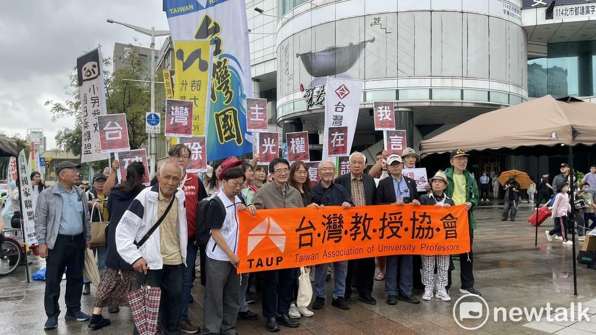  台灣國家聯盟、台灣獨立建國聯盟、台灣基進等團體繞行台北公會堂遊行。 圖：高逸帆／攝 