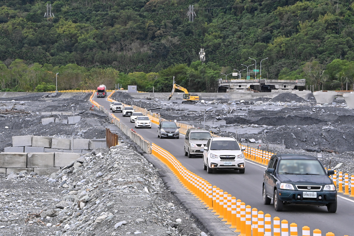  卓榮泰前往視察「馬太鞍溪橋重建」工程進度。 圖：行政院提供 