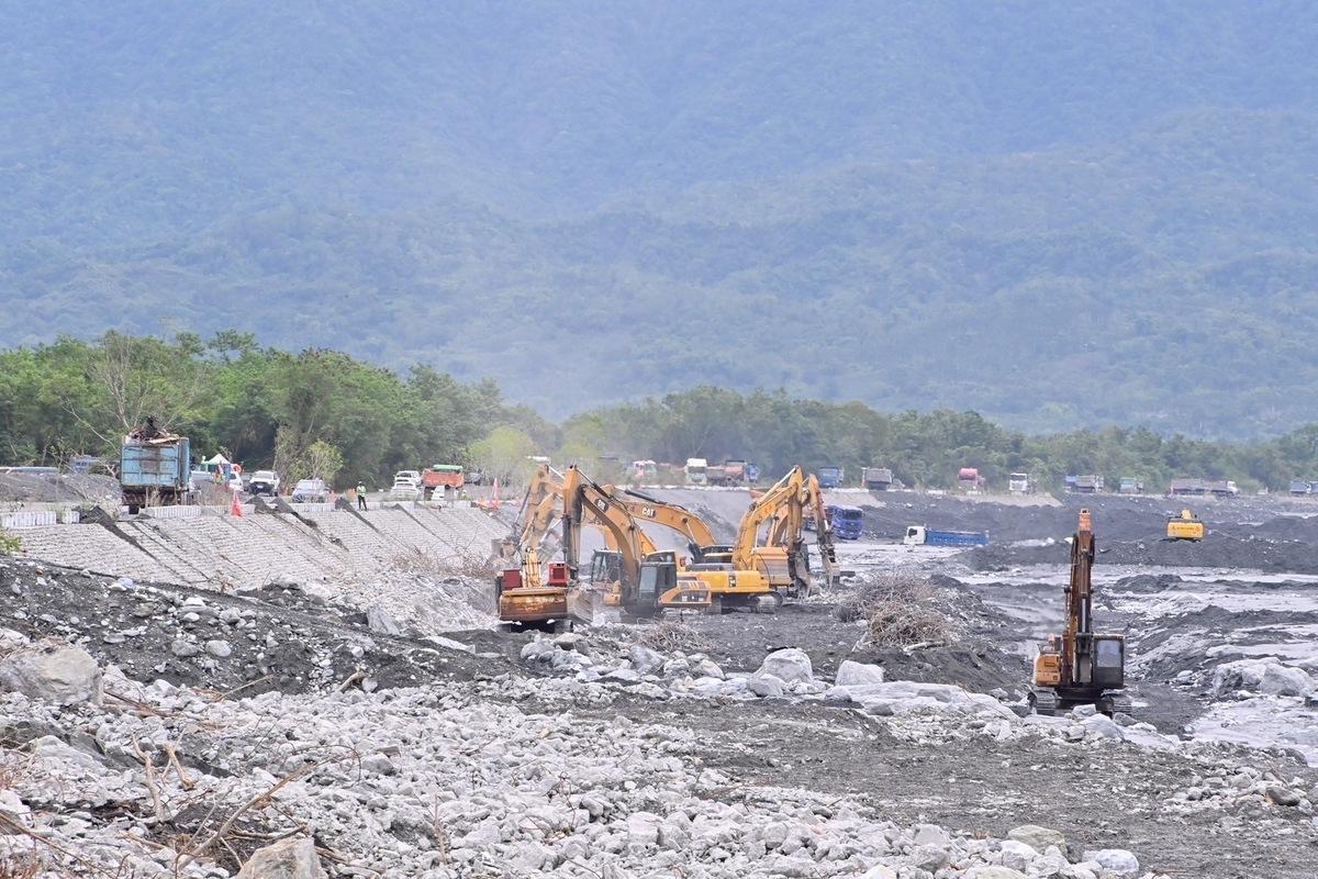  卓榮泰前往視察「馬太鞍溪上下游疏濬復建」工程進度。 圖：行政院提供 